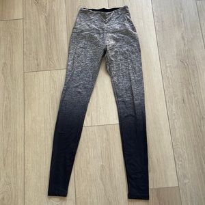 Beyond yoga woman’s high rise gray and black leggings size extra small